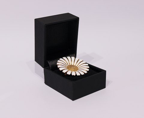 Daisy brooch in gilded 925 sterling silver and enamel, stamped VB by Volmer 
Bahner.
5000m2 showroom.