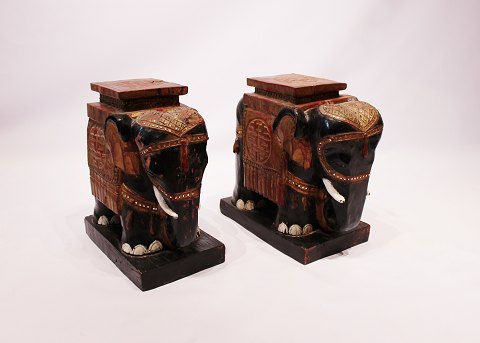 A pair of chinese elephants in original painted wood and with patina from around 
the 1880s. 
5000m2 showroom.