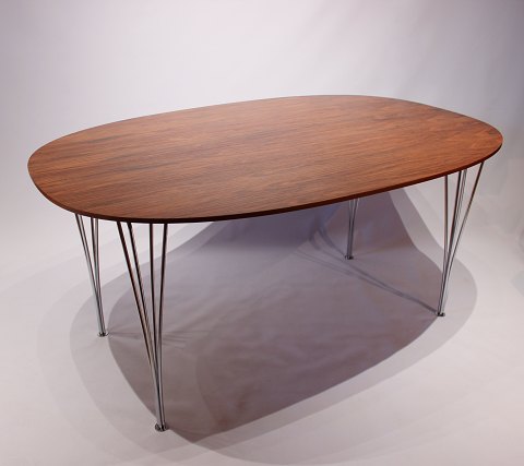 Super Ellipse spisebord i palisander af Piet Hein, Arne Jacobsen og Bruno 
Mathsson.
5000m2 udstilling.