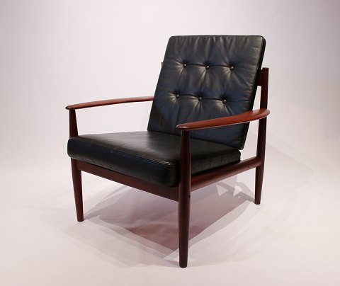 Hvilestol, model 118, i teak og sort elegance læder af Grete Jalk og France & 
Son.
5000m2 udstilling.
