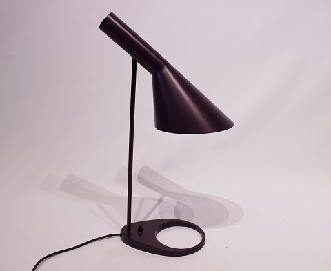 Arne Jacobsen, purple tablelamp, designed in 1960 and manufactured by Louis 
Poulsen. 
5000m2 showroom.
