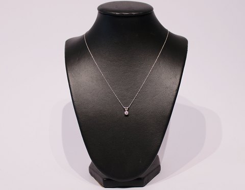 Necklace in 10 ct. white gold, stamped AU, with pendant in 925 sterling ilver 
with  stone.
5000m2 showroom.
