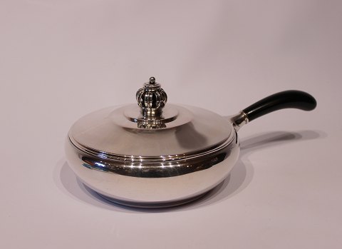 Serving bowl with lid and, ebony handle, of hallmarked silver, stamped Paul 
Bang.
5000m2 showroom.
