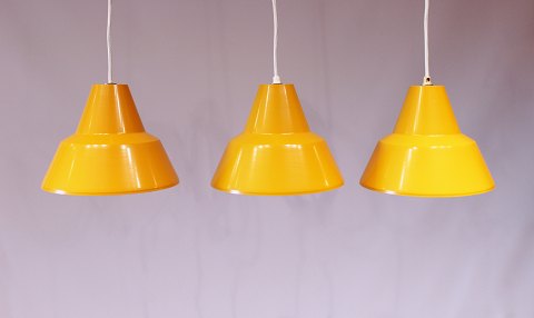 Sæt af 3 gule værkstedslamper af dansk design fra 1960erne.
5000m2 udstilling.