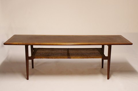 Coffee table in teak with paper cord shelf of danish design from the 1960s.
5000m2 showroom.