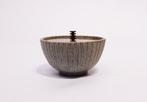 Ceramic bowl in light blue/turqouise colours and with brass lid by Arne Bang, 
no.: 118.
5000m2 showroom.