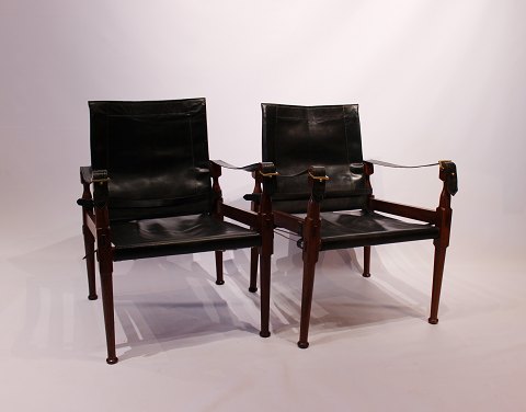 A pair of Safari chairs by M. Hayat & Brothers in walnut and black patinated 
leather from Pakistan around the 1970s.
5000m2 showroom.