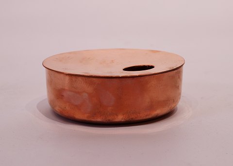 Small bowl with lid in copper designed by Ilse Crawford in 2012 for Georg 
Jensen.
5000m2 showroom.
