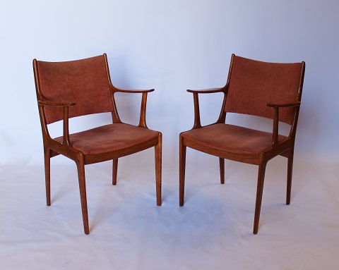 Sæt af 2 armstole i teak og rosa ruskind af Johannes Andersen og Uldum 
Møbelfabrik, 1960erne.
5000m2 udstilling.