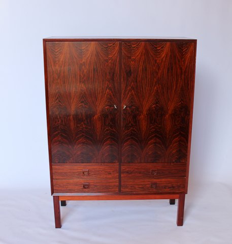 Large cabinet in rosewood of danish design and manufactured by Brouer in the 
1960s.
5000m2 showroom.