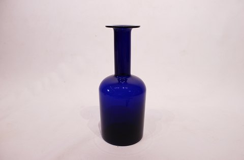 Stor mørkeblå glas vase af Otto Brauer for Holmegaard.
5000m2 udstilling.