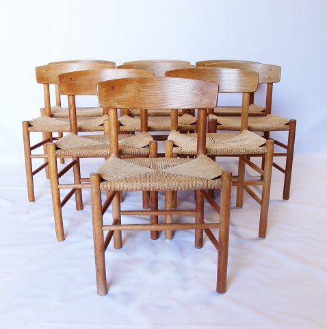 Set of 9 "Folkestole", model J39, in oak designed by Børge Mogensen in 1944 and 
manufactured by FDB in the 1970s. 
5000m2 showroom.