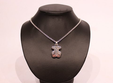 Childrens necklace decorated with a bear, stamped Tofus in 925 sterling silver.
5000m2 showroom.
