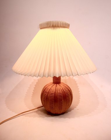 Gul keramik 
bordlampe af Michael Andersen.
5000m2 udstilling.
