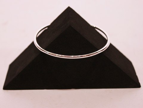 Arm bangle in 925 sterling silver.
5000m2 showroom.