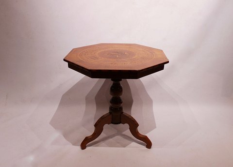 Italian lamp table of handpolished mahogany with inlaid intarsia of fruit wood 
from the 1880s.
5000m2 showroom.