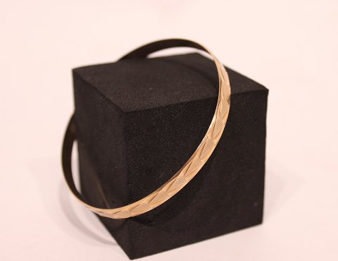 Bangle of 8 ct. gold with simple pattern, stamped AA.
5000m2 showroom.