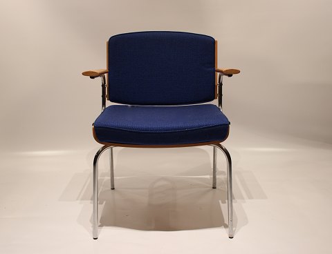 Conference chair with blue wool fabric and oak by DUBA.
5000m2 showroom.
