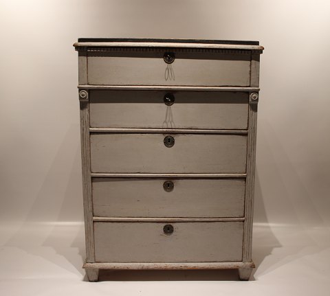 Gustavian grey painted chest of drawers with black topplate from the 1830s.
5000m2 showroom.