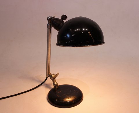 Kontor- og/eller arbejdslampe af sort malet metal, justerbar og fra 1940erne.
5000m2 udstilling.