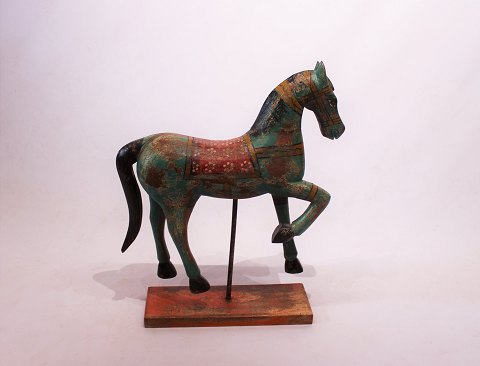 Large wooden figure in the shape of a horse decorated with different dark 
colours from the 1920s.
5000m2 showroom.