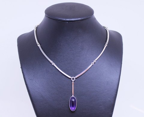 Necklace with amethyst and of 925 sterling silver, stamped N.E. FROM.
5000m2 showroom.