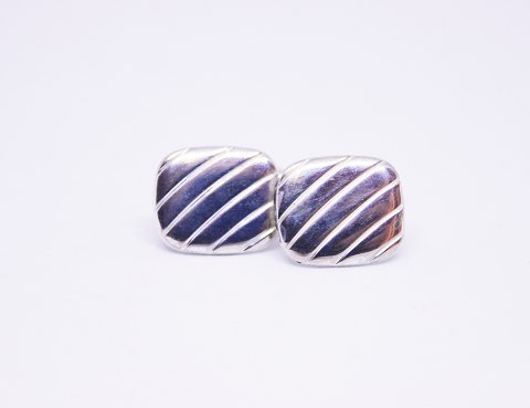 A pair of cufflinks of 835 silver, stamped NOA.
5000m2 showroom.