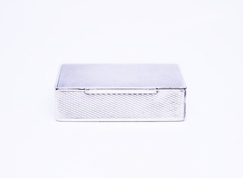Pill box of hallmarked silver, in great vintage condition.
5000m2 showroom.
