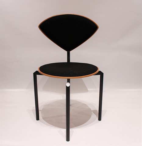 Konferencestol i egetræ og sort stof, model Nimbus af Bent Krogh.
5000m2 
udstilling.