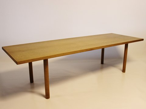 Sofabord  i sæbebehandlet eg af Hans J. Wegner og Andreas Tuck fra 1960erne.
5000m2 udstilling.
