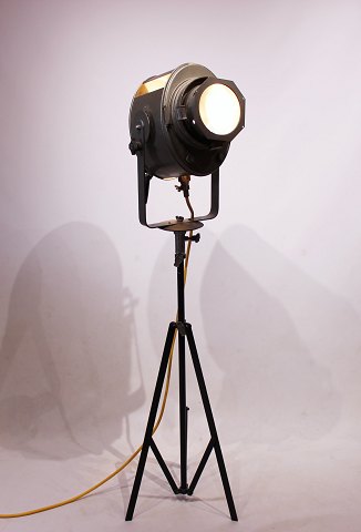 Vintage original projector by A.E. Cremer Paris from the 1950s.
5000m2 showroom.
