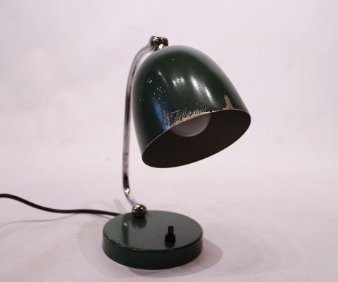 Retro mørkegrøn bordlampe med patina af dansk design fra 1960erne.
5000m2 udstilling.