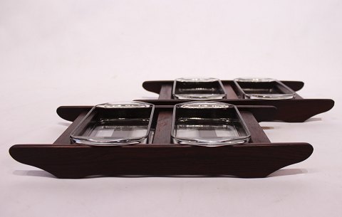 Serving trays in rosewood with glass dishes of danish design from the 1960s.
5000m2 showroom.