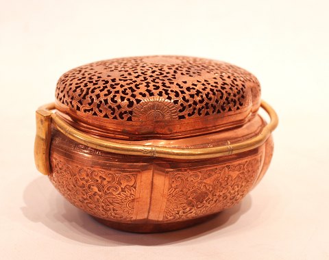 Delicate decorated lidded bowl of copper with handles, in great vintage 
condition.
5000m2 showroom.