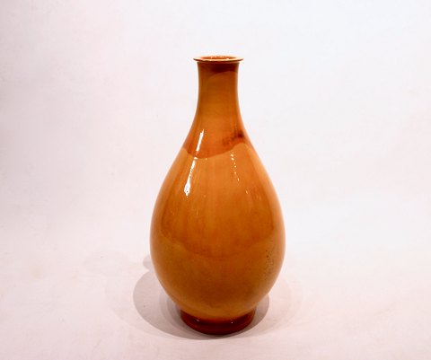 Keramik vase med mørkegul glasur af Herman A. Kähler. 
5000m2 udstilling.
