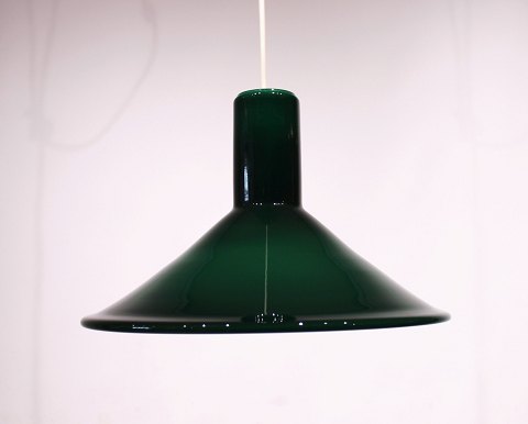 Mørkegrøn P&T glas pendel af Michael Bang for Holmegaard.
5000m2 udstilling.