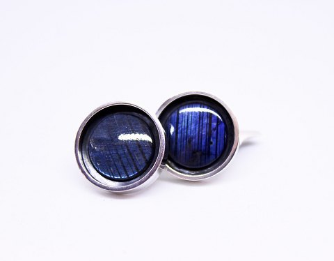 A pair of cufflinks of silver, decorated with blue stones and from Finland.
5000m2 showroom.