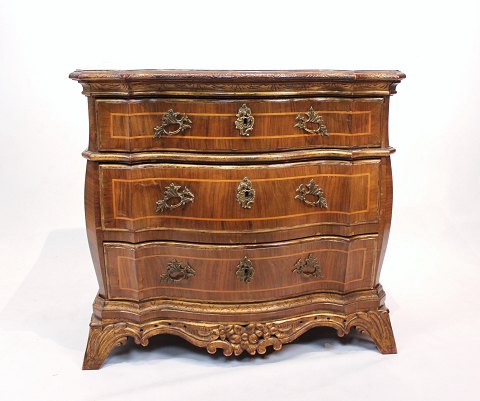 Rococo chest of drawers in walnut from Denmark and around the year 1880.
5000m2 showroom.
