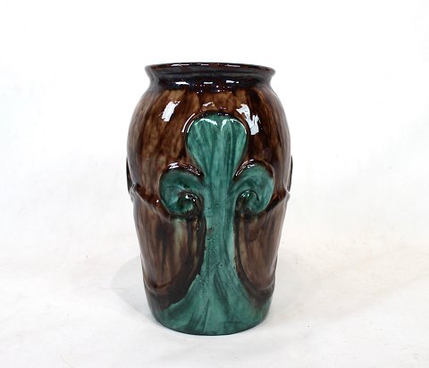 Stor keramik vase med mørkebrun og turkis glasur, nummereret 112 og af modellen 
Fransk Lilje fra Roskilde Lervare fabrik.
5000m2 udstilling.