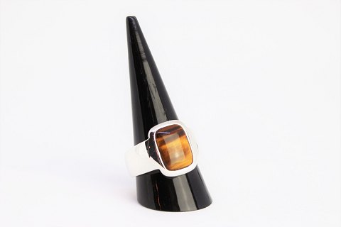 Ring of 925 sterling silver decorated with brown and yellow stone, stamped TS.
5000m2 showroom.