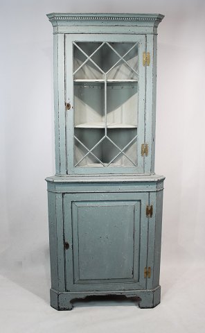 Large blue painted gustavian corner cabinet from the 1880s, in great antique 
condition.
5000m2 showroom.