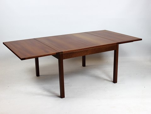 Folding table in cherry of danish design from the 1960s.
5000m2 showroom.