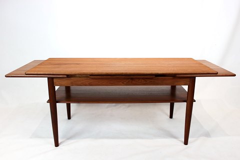 Coffee table in teak with extention leaves of danish design from the 1960s.
5000m2 showroom.