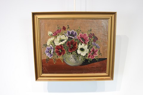 Maleri med blomster motiv og guld ramme signeret Clara Cleveni.
5000m2 udstilling.