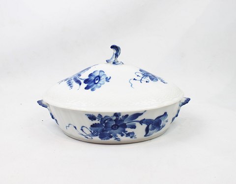 Tureen, no.: 1702, in Blue Flower by Royal Copenhagen.
5000m2 showroom.