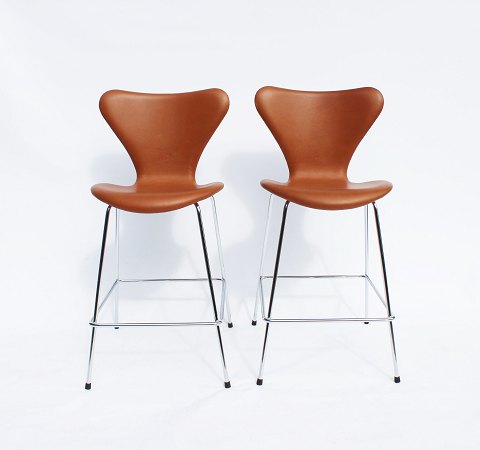 A pair of Seven bar stools, model 3187, with walnut elegance leather by Arne 
Jacobsen and Fritz Hansen.
5000m2 showroom.