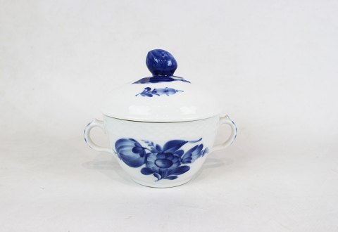 Sugar bowl, no.: 8142, in Blue Flower by Royal Copenhagen.
5000m2 showroom.
