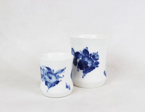 Small vases, no.: 8254 and 8253, in Blue Flower by Royal Copenhagen.
5000m2 showroom.