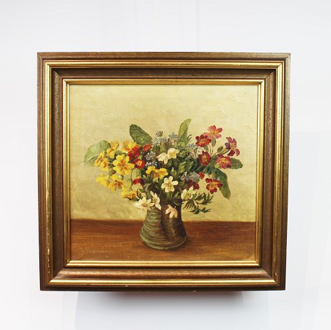 Oil painting with motif of a bouquet of flowers signed by Yelva Vermehren  (1878 
-1980).
5000m2 showroom.
