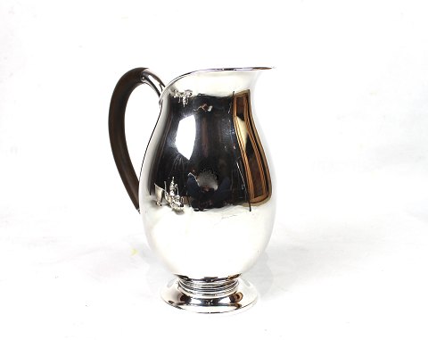 Jug with handle of ebony signed T.N. of hallmarked silver.
5000m2 showroom.